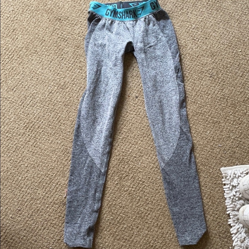 Gym shark leggings